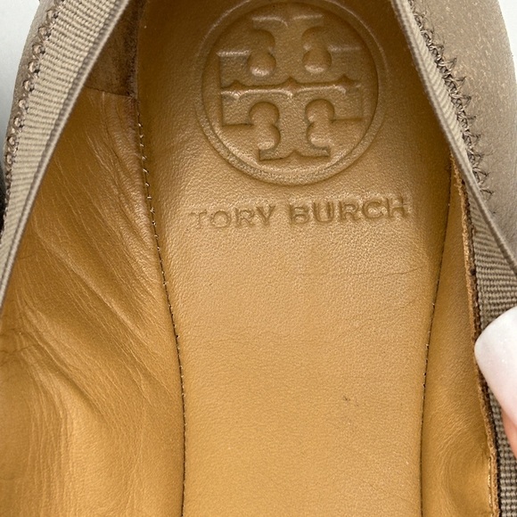Tory Burch Women's Beige Ballet Flats with Gold Logo - Picture 3 of 9